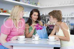 Drei Frauen trinken Kaffee