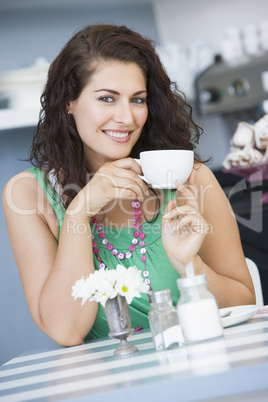 Eine junge Frau trinkt Kaffee