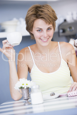 Frau Frau mit kurzen Haaren und Tasse in der Hand