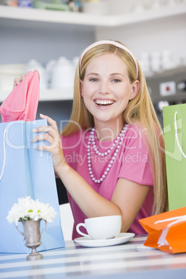 Junge blonde Frau war beim Shoppen