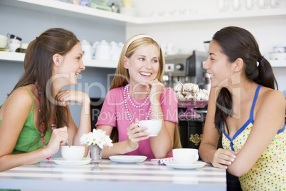 Drei junge Frauen unterhalten sich im Cafè