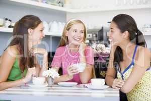 Drei junge Frauen unterhalten sich im Cafè