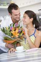 Ein junger Mann schenkt seiner Freundin Blumen