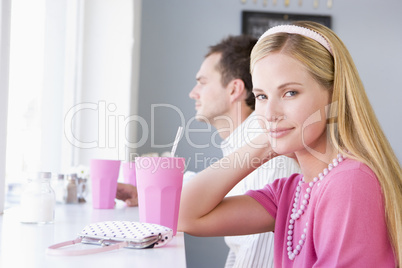 Ein junges Pärchen sitzt im Cafè