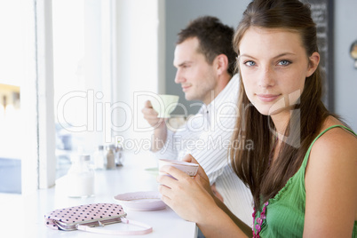 Ein junges Pärchen sitzt im Cafè