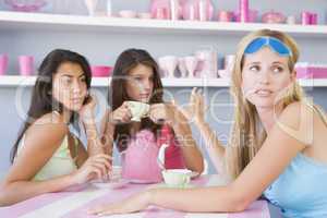 Drei junge Frauen sitzen in einem Cafè