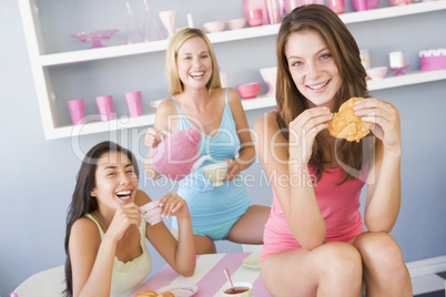 Drei junge Frauen beim Frühstück