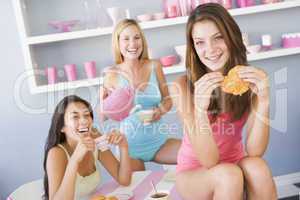 Drei junge Frauen beim Frühstück