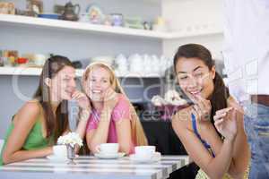drei Frauen im Cafe