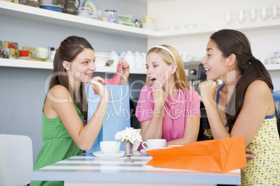 drei Frauen im Cafe