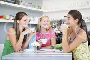 drei Frauen im Cafe