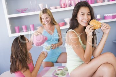 Drei Frauen sitzen beim Frühstück