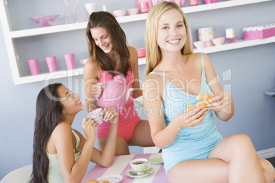 Drei Frauen beim Frühstück