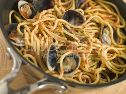 Spaghetti Vongole in a Pan