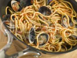 Spaghetti Vongole in a Pan