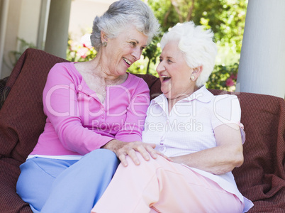 Zwei ältere Damen amüsieren sich