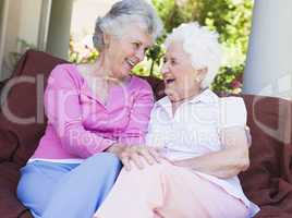 Zwei ältere Damen amüsieren sich