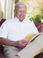 Eine älterer Mann liest in einem Buch