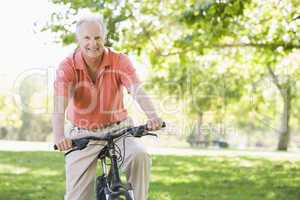 Älterer Mann sitzt auf dem Fahrrad