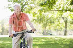 Älterer Mann sitzt auf dem Fahrrad