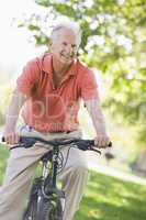 Eine älterer fährt Fahrrad