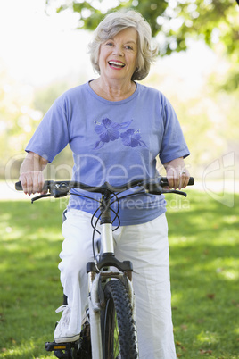 Ältere Frau fährt Fahrrad