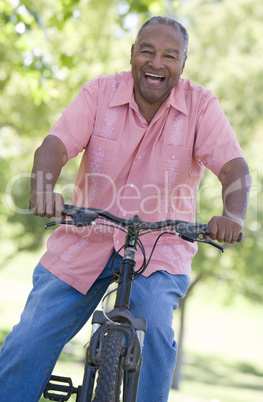 Ein älterer dunkelhäutiger Mann fährt Fahrrad