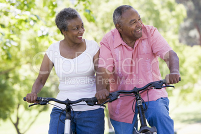 Ein älteres dunkelhäutiges Pärchen fährt Fahrrad
