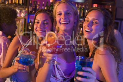 junge Frauen in einer Bar