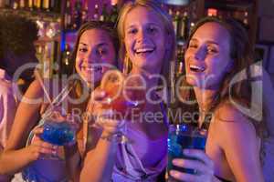 junge Frauen in einer Bar
