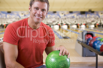 Mann mit Bowlingkugel
