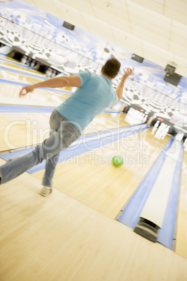 Eine Mann wirft seine Bowlingkugel