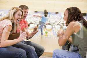 Zwei Pärchen beim Bowling