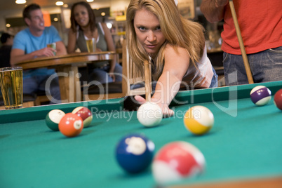 Eine Frau spielt Billard