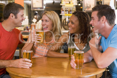 Vier Freunde beim Biertrinken