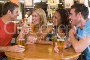 Vier Freunde beim Biertrinken