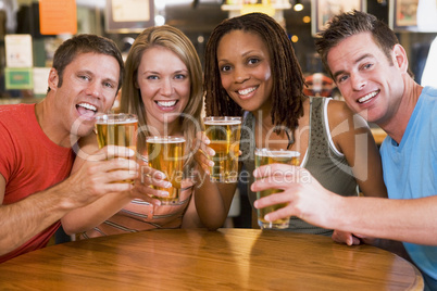 Vier Freunde beim Biertrinken