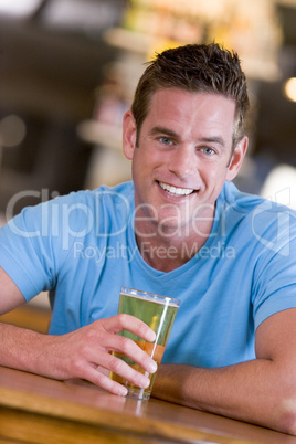 Ein Mann mit einem Glas Bier