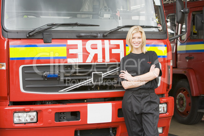 Eine Feuerwehrfrau vor einem Löschfahrzeug