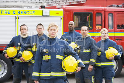 Ein Feuerwehr Team steht vor einem Löschfahrzeug