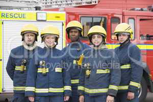 Ein Feuerwehr Team steht vor einem Löschfahrzeug