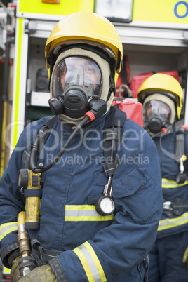 Zwei Feuerwehrmänner in Atemschutzanzügen