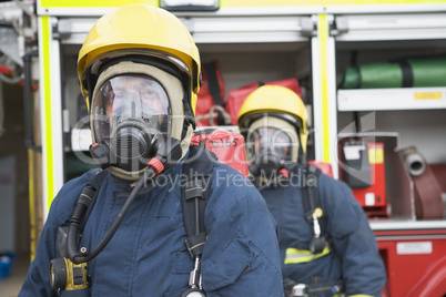 Zwei Feuerwehrmänner in Atemschutzanzügen