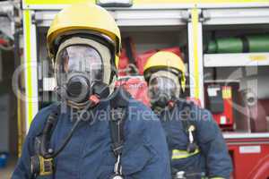 Zwei Feuerwehrmänner in Atemschutzanzügen