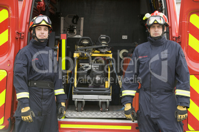 Zwei Feuerwehrmänner mit Einsatzgerät