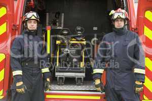 Zwei Feuerwehrmänner mit Einsatzgerät