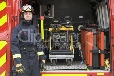 Ein Feuerwehrmann mit Einsatzgerät