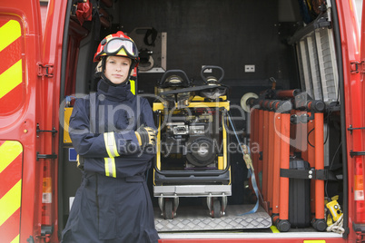 Eine Feuerwehrfrau mit  Einsatzgerät