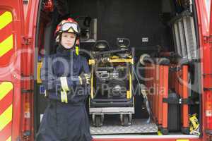 Eine Feuerwehrfrau mit  Einsatzgerät