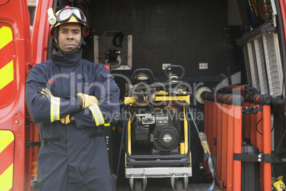 Ein Feuerwehrmann mit  Einsatzgerät